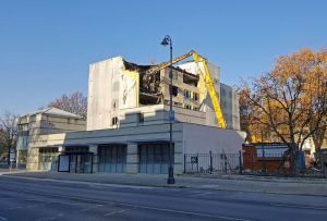 A hotel bontása 2021 novemberében