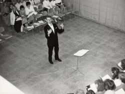 Rázga József karmester vezényel