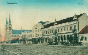 Békéscsaba főtere, jobb szélen a bankszékház