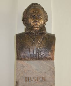 A névadó Henrik Ibsen szobra (2013)