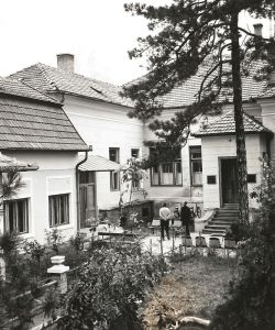 A könyvtár belső udvara az 1980-as években