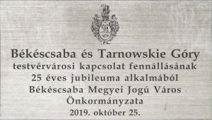 A fa előtt található emléktábla