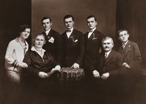Balról jobbra: Etelka, Vass Lídia, Ferenc, Endre, László, id. Krajcsovics Endre és Béla