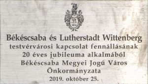 A fa előtt található emléktábla