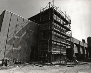 Az új épület külső burkolása (1984)