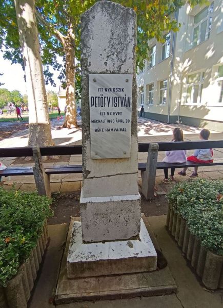 Fájl:Kondoros petofi istvan sirko.jpg