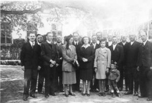 Csoportkép a Wenckheim kastély udvarán