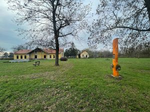 A kondorosi kastély és a Petőfi-emlékoszlop