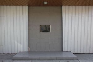 Emléktábla a bútoráruház falán (2013)