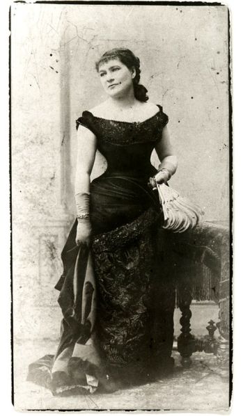 Fájl:Cecile papier 01.jpg