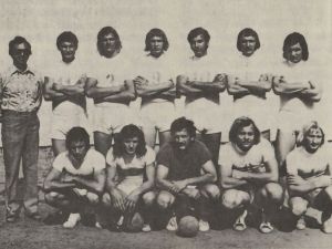 Az 1975-ös bajnokcsapat. Álló sor: Kovács Gábor, Bacsa István, Bozó Zoltán, Bánfi János, Harangozó László, Kimpián János. Elől: Harangozó Lajos, Lócskai Antal, Árkus György, Sódar Pál, Susán Péter