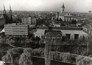 Az új könyvtár és környezete (1984)