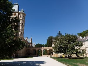 A kastély fő- és melléképülete
