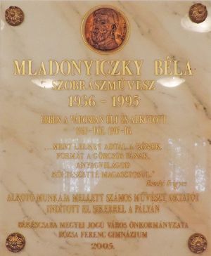 Bekescsaba andrassy gimnazium mladonyiczky bela emlektabla.jpg