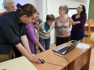 Digitalizálási gyakorlat a könyvtár oktatótermében