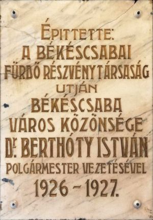 Bekescsabai arpad furdo emlektabla 01.jpg
