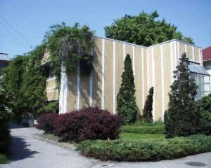 A könyvtár épülete 2005-ben