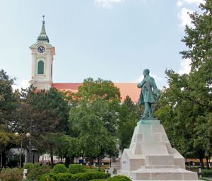 Kossuth-szobor, háttérben az Evangélikus Nagytemplom (2018)