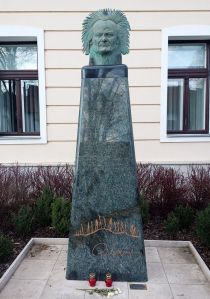 A Kondoroson felavatott Önarckép című alkotása