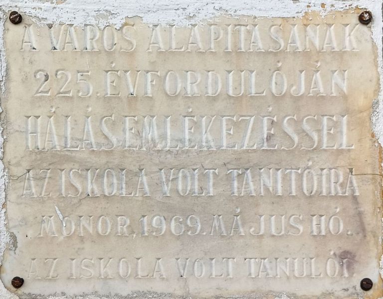 Fájl:Oroshaza monori iskola emlektabla.jpg